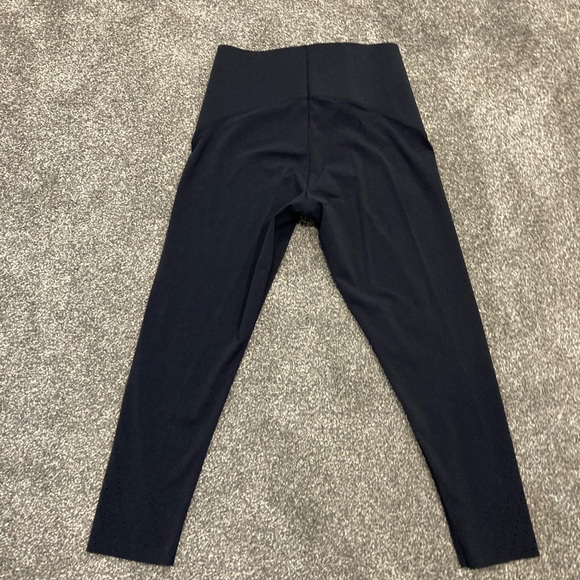 Oysho - black high rise Capri leggings ( Tag is L - fits medium! ) - Picture 7 of 11